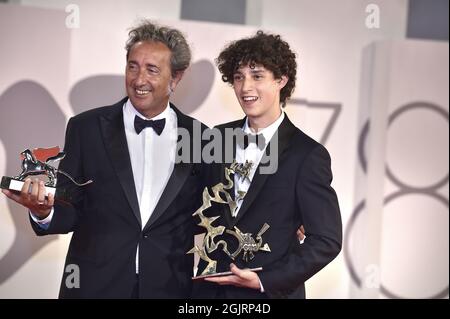 Venedig, Italien. September 2021. Regisseur Paolo Sorrentino und Filippo Scotti posieren mit dem Großen Preis der Jury des Silbernen Löwen und dem Marcello Mastroianni Award für den besten jungen Schauspieler für „die Hand Gottes“ beim Fotocall des Preisträgers während des 78. Internationalen Filmfestivals von Venedig am Samstag, 11. September 2021 in Venedig, Italien. Foto von Rocco Spaziani/UPI Credit: UPI/Alamy Live News Stockfoto