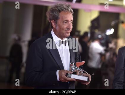 Venedig, Italien. September 2021. Regisseur Paolo Sorrentino und Filippo Scotti posieren mit dem Großen Preis der Jury des Silbernen Löwen und dem Marcello Mastroianni Award für den besten jungen Schauspieler für „die Hand Gottes“ beim Fotocall des Preisträgers während des 78. Internationalen Filmfestivals von Venedig am Samstag, 11. September 2021 in Venedig, Italien. Foto von Rocco Spaziani/UPI Credit: UPI/Alamy Live News Stockfoto