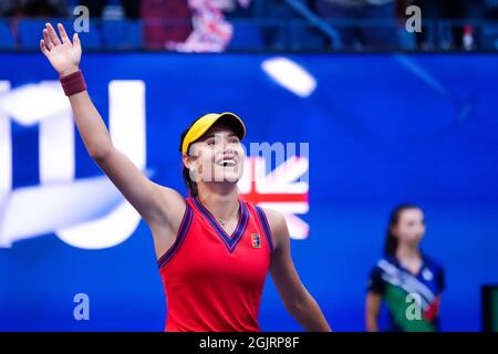 Flushing Meadow, United Gab An. September 2021. Emma Raducanu aus Großbritannien feiert ihren Sieg gegen Leylah Fernandez aus Kanada beim Damenfinale im Arthur Ashe Stadium bei den US Open Tennis Championships 2021 im USTA Billie Jean King National Tennis Center am Samstag, den 11. September 2021 in New York City. Raducanu ist der erste Qualifier, der die U.S. Open gewinnt. Foto von Corey Sipkin/UPI Credit: UPI/Alamy Live News Stockfoto