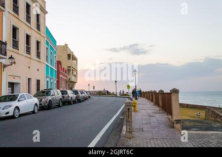 Old San Juan, Puerto Rico - 22. März 2014: Blick auf die bunten Fassaden in Old San Juan, Puerto Rico Stockfoto