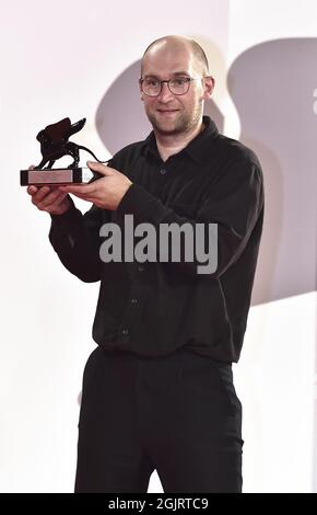 Venedig, Italien. September 2021. Regisseur Laurynas Bareisa posiert mit dem Orizzonti Award für den besten Film für „Piligrimai“ (Pilger) bei der Fotoschau des Preisträgers während des 78. Internationalen Filmfestivals von Venedig am Samstag, 11. September 2021 in Venedig, Italien. Foto von Rocco Spaziani/UPI Credit: UPI/Alamy Live News Stockfoto