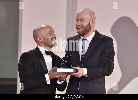 Venedig, Italien. September 2021. Lucas Engel (R) posiert mit dem Orizzonti Award für den besten Kurzfilm für „Los Huesos“ bei der Fotoschau des Preisträgers während der 78. Internationalen Filmfestspiele von Venedig am Samstag, 11. September 2021 in Venedig, Italien. Foto von Rocco Spaziani/UPI Credit: UPI/Alamy Live News Stockfoto