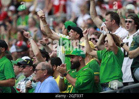 Columbus, Usa. September 2021. Oregon Duck-Fans jubeln während des Ducks-Spiels gegen die Ohio State Buckeyes in Columbus, Ohio, am Samstag, 11. September 2021. Foto von Aaron Josefczyk/UPI Credit: UPI/Alamy Live News Stockfoto