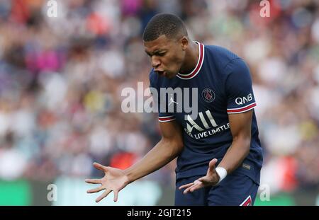 Paris, Frankreich. September 2021. Kylian Mbappe von Paris Saint Germain reagiert während des Fußballspiels der französischen Ligue 1 zwischen Paris Saint Germain (PSG) und Clermont in Paris, Frankreich, am 11. September 2021. Kredit: Gao Jing/Xinhua/Alamy Live Nachrichten Stockfoto