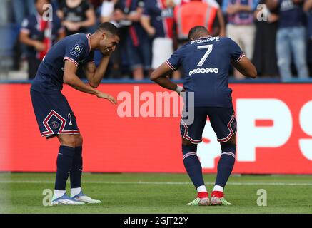 Paris, Frankreich. September 2021. Kylian Mbappe (R) von Paris Saint Germain feiert das Tor mit seinem Teamkollegen Achraf Hakimi während des Fußballspiels der französischen Ligue 1 zwischen Paris Saint Germain (PSG) und Clermont in Paris, Frankreich, am 11. September 2021. Kredit: Gao Jing/Xinhua/Alamy Live Nachrichten Stockfoto