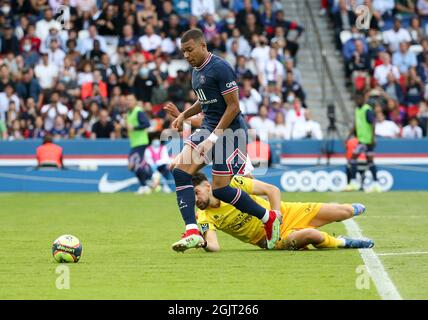 Kylian Mbappe von PSG vermeidet Torhüter von Clermont Arthur Desmas, sein Tor während des französischen Ligue 1-Fußballspiels zwischen Paris Saint-Germain und Clermont Foot 63 am 11. September 2021 im Stadion Parc des Princes in Paris, Frankreich - Foto Jean Catuffe / DPPI Stockfoto