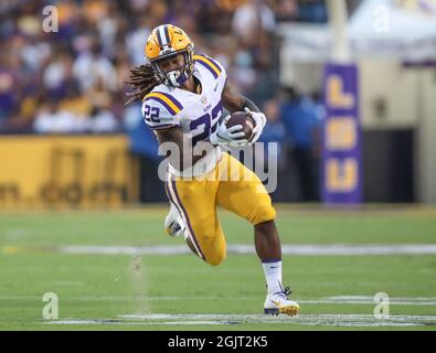 Baton Rouge, LA, USA. September 2021. LSU läuft zurück Armoni Goodwin (22) spielt den Ball während des NCAA-Fußballspiels zwischen den Cowboys der McNeese State University und den LSU Tigers im Tiger Stadium in Baton Rouge, LA. Jonathan Mailhes/CSM/Alamy Live News Stockfoto