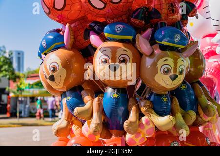 Falcon Heights, Minnesota - 30. August 2021: Plastic Blow Up Paw Patrol Ballon Preise zum Verkauf auf der Minnesota State Fair Stockfoto