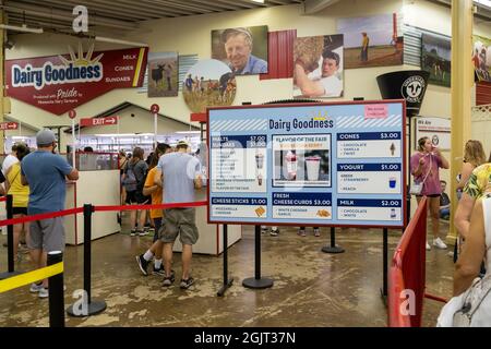 Falcon Heights, Minnesota - 30. August 2021: Im Inneren der Dairy Barn, Blick auf die Speisekarte der Minnesota State Fair Stockfoto