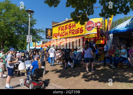 Falcon Heights, Minnesota - 30. August 2021: Der Fresh French Fries Lebensmittelhändler auf der Minnesota State Fair, umgeben von Menschenmassen Stockfoto