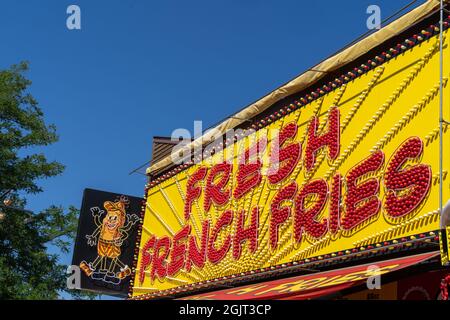 Falcon Heights, Minnesota - 30. August 2021: Der Fresh French Fries Lebensmittelhändler auf der Minnesota State Fair Stockfoto