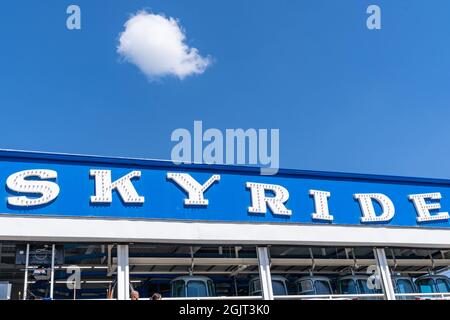 Falcon Heights, Minnesota - 30. August 2021: Zeichen für die Skyride auf der Minnesota State Fair Stockfoto