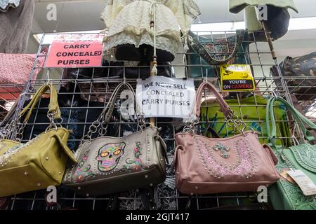 Falcon Heights, Minnesota - 30. August 2021: Ausstellung von betonierten Handtaschen für Frauen auf der Minnesota State Fair Stockfoto