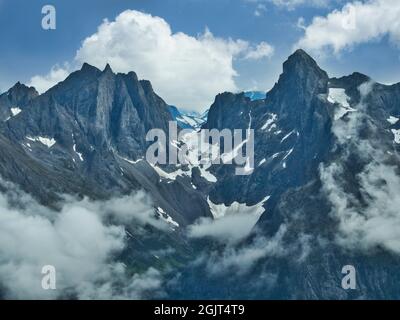 Wunderschöne Berge Südost-Alaskas, gesehen von einem kleinen Flugzeug im Sommer. Stockfoto