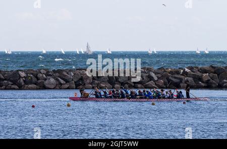 Toronto, Kanada. September 2021. Teilnehmer paddeln im Lake Ontario während des Toronto International Dragon Boat Race Festival 2021 in Toronto, Kanada, am 11. September 2021. Hausierer aus Kanada, den Vereinigten Staaten, den karibischen Inseln, Europa und Asien nahmen an der Veranstaltung Teil, die am Samstag begann. Quelle: Zou Zheng/Xinhua/Alamy Live News Stockfoto