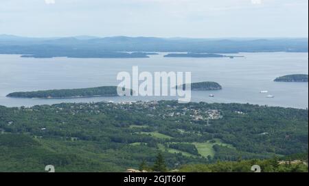 Der Blick auf Bar Harbor Maine vom Gipfel des Mount Cadillac. Stockfoto