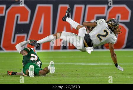 Miami Gardens, Usa. September 2021. Kamren Kinchens von Miami greift am Samstag, den 11. September 2021, den Appalachian State Receiver Corey Sutton (2) in der ersten Hälfte im Hard Rock Stadium in Miami Gardens, Florida, an. Der Gastgeber Hurricanes gewann, 25-23. (Foto von Michael Laughlin/South Florida Sun Sentinel/TNS/Sipa USA) Quelle: SIPA USA/Alamy Live News Stockfoto