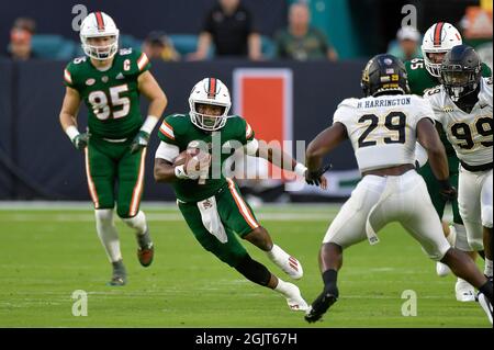 Miami Gardens, Usa. September 2021. Miami Quarterback D'Eriq King, Mitte, läuft mit dem Ball gegen Appalachian State während der ersten Hälfte im Hard Rock Stadium in Miami Gardens, Florida, am Samstag, 11. September 2021. Der Gastgeber Hurricanes gewann, 25-23. (Foto von Michael Laughlin/South Florida Sun Sentinel/TNS/Sipa USA) Quelle: SIPA USA/Alamy Live News Stockfoto