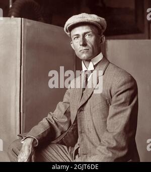 Wilbur Wright (1867-1912), der zusammen mit seinem Bruder Orville das erste erfolgreiche Flugzeug der Welt entwickelt hat. Foto: 1908. Stockfoto