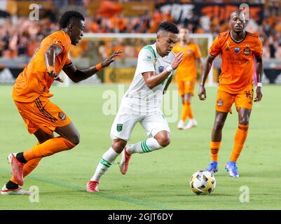 Houston, Texas, USA. September 2021. Austin FC Verteidiger Julio Cascante (18) bewegt den Ball während eines Major League Soccer Spiels zwischen dem Houston Dynamo und dem Austin FC am 11. September 2021 in Houston, Texas. (Bild: © Scott Coleman/ZUMA Press Wire) Stockfoto