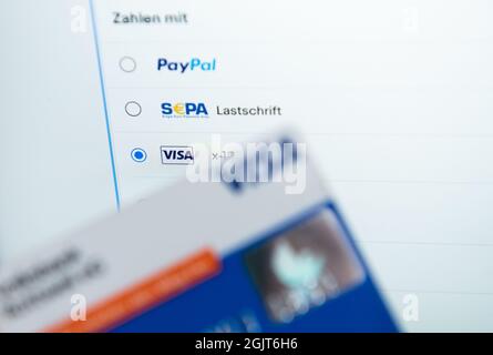 Rottweil, Deutschland. September 2021. Auf einem Laptop wird vor einem Bildschirm eine Kreditkarte angezeigt, auf der verschiedene Zahlungsmethoden aufgeführt sind. Kredit: Silas Stein/dpa/Alamy Live Nachrichten Stockfoto