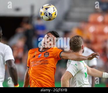 Houston, Texas, USA. September 2021. Der Houston Dynamo Mittelfeldspieler Darwin Ceren (24) steht am 11. September 2021 in Houston, Texas, während eines Fußballspiels der Major League Soccer zwischen dem Houston Dynamo und dem Austin FC an der Spitze des Balls. (Bild: © Scott Coleman/ZUMA Press Wire) Stockfoto