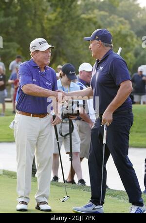 St. Louis, Usa. September 2021. Golflegende Tom Watson (L) schüttelt sich die Hände mit dem St. Louis Blues Head Coach Craig Berube, nachdem die beiden am Samstag, den 11. September 2021, bei einem Charity Event während des Ascension Charity Classic in St. Louis zusammen gespielt haben. Foto von Bill Greenblatt/UPI Credit: UPI/Alamy Live News Stockfoto