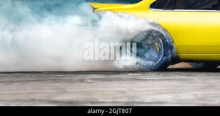 Rennen Drift Auto brennenden Reifen auf der Rennstrecke Stockfoto