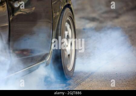 Vorderradantrieb Schleppreifen von Rennwagen an der Startlinie Stockfoto