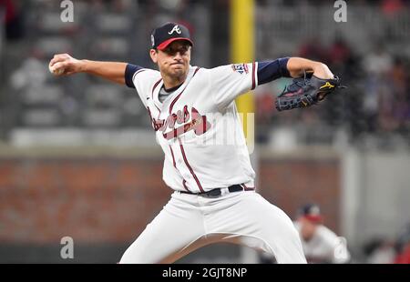 Atlanta, GA, USA. September 2021. Der Atlanta Braves Pitcher Charlie Morton liefert während des siebten Innings eines MLB-Spiels gegen die Miami Marlins im SunTrust Park in Atlanta, GA, einen Pitch ab. Austin McAfee/CSM/Alamy Live News Stockfoto