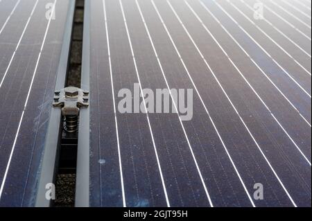 Seitenstütze zwischen Solarmodulen an einer neuen Installation auf einem Wohndach montiert Stockfoto