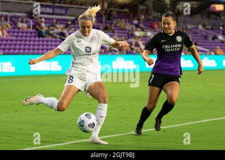 Orlando, Usa. September 2021. Freja Olofsson (8 Racing Louisville) kreuzt den Ball während des Spiels der National Women's Soccer League zwischen Orlando Pride und Racing Louisville im Exploria Stadium in Orlando, Florida, in die Box. KEINE KOMMERZIELLE NUTZUNG. Kredit: SPP Sport Pressefoto. /Alamy Live News Stockfoto