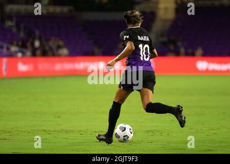 Orlando, Usa. September 2021. Marta (10 Orlando Pride) dribbelt den Ball während des Spiels der National Women's Soccer League zwischen Orlando Pride und Racing Louisville im Exploria Stadium in Orlando, Florida. KEINE KOMMERZIELLE NUTZUNG. Kredit: SPP Sport Pressefoto. /Alamy Live News Stockfoto