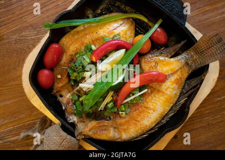 Köstliche geröstete Tilapia mit Yunnan-Küche Stockfoto