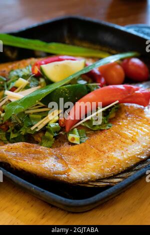 Köstliche geröstete Tilapia mit Yunnan-Küche Stockfoto