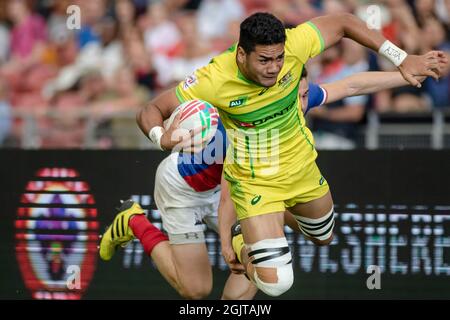 SINGAPUR-APRIL 13:Australien 7s Team (gelb) spielt am 1. Tag des HSBC World Rugby Singapore Sevens am 13. April 2019 im Nationalstadion in Singapur gegen das französische 7s Team (blau/rot) Stockfoto