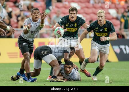 SINGAPUR-APRIL 13:das südafrikanische 7er-Team (grün) spielt am 1. Tag des HSBC World Rugby Singapore Sevens am 13. April 2019 im Nationalstadion in Singapur gegen das Team der Fidschi 7er (weiß) Stockfoto