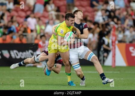 SINGAPUR-APRIL 13:Australien 7s Team (gelb) spielt am 1. Tag des HSBC World Rugby Singapore Sevens am 13. April 2019 im Nationalstadion in Singapur gegen das 7s Team aus Hongkong (blau/rot) Stockfoto