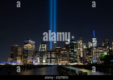 Brooklyn, New York, USA. September 2021. Eine Gesamtansicht des Towers of Light Memorial, das die Skyline von New York City mit dem Freedom Tower zum 20. Jahrestag der Anschläge von 9/11 beleuchtet, wie von der Brooklyn Heights Promenade in Brooklyn, New York, aus gesehen. Obligatorische Gutschrift: Kostas Lymperopoulos/CSM/Alamy Live News Stockfoto