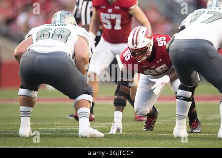 Wisconsin Badgers Nose Tackle Keeanu Benton (95) steht an der Reihe der Scrimmage während eines Fußballspiels zwischen Wisconsin Badgers und Eastern Michig Stockfoto