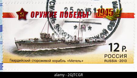MOSKAU, RUSSLAND - 09. JUNI 2021: In Russland gedruckte Briefmarke zeigt Guards Patrol Ship 'Metel', Weapons of Victory - Warships Serie, um 2013 Stockfoto