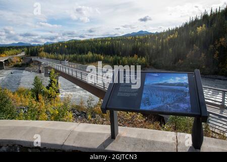 Diese Fußgängerbrücke führt über den Nenana River am Rande des Denali National Park in Alaska, USA. Stockfoto