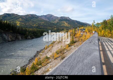 Diese Fußgängerbrücke führt über den Nenana River am Rande des Denali National Park in Alaska, USA. Stockfoto