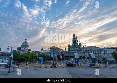 Montreal, Quebec, Kanada - August 25 2021 : Blick auf die Straße des alten Hafens von Montreal in der Abenddämmerung. Notre-Dame-de-Bon-Secours Chapel und Bonsecours Market. Stockfoto