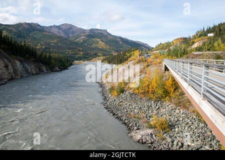 Diese Fußgängerbrücke führt über den Nenana River am Rande des Denali National Park in Alaska, USA. Stockfoto