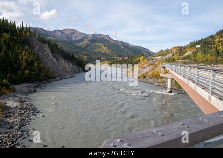 Diese Fußgängerbrücke führt über den Nenana River am Rande des Denali National Park in Alaska, USA. Stockfoto