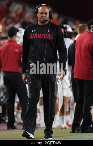 Los Angeles, Kalifornien. September 2021. Der Cheftrainer des Stanford Cardinal, David Shaw, während der ersten Hälfte des NCAA-Fußballspiels zwischen den USC-Trojanern und dem Stanford Cardinal im Coliseum in Los Angeles, Kalifornien. Obligatorisches Foto: Louis Lopez/CSM/Alamy Live News Stockfoto