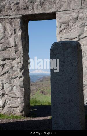 Mount Hood durch einen der „Doorways“ in Stonehenge. Samuel Hill baute Stonehenge als Kriegsprotest/Gedenkstätte für die 13 in World getöteten Klickitat-Männer Stockfoto