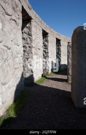 Samuel Hill baute Stonehenge als Kriegsprotest/Gedenkstätte der 13 im Ersten Weltkrieg getöteten Klickitat-Männer. Er dachte, dass das ursprüngliche Stonehenge in England sei Stockfoto