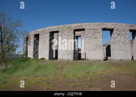 Samuel Hill baute Stonehenge als Kriegsdenkmal der 13 im Ersten Weltkrieg getöteten Klickitat-Männer. Er dachte, dass das ursprüngliche Stonehenge in England nicht war Stockfoto